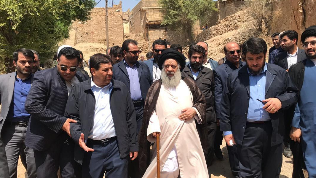 رئیس لجنة تنفیذ أمر سماحة الامام (ره) یعلن عن نبأ انطلاق 1000 مشروع لتوفیر الاعمال في المناطق المنكوبة بالزلزال في مدینة مسجد سلیمان 