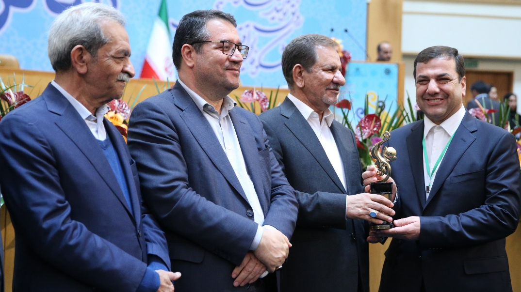  تقدیر از واحد صنعتی مشارکتی بنیاد برکت در سالروز ملی صادرات 