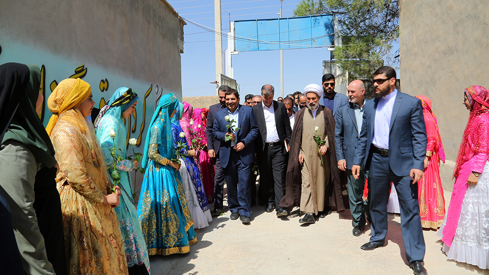 مراسم کلنگ‌زنی مدرسه‌ی 6 کلاسه‌ی برکت روستای کوه سبز شهرستان مرودشت و آغاز هم‌زمان عملیات اجرایی ساخت 20 مدرسه‌ی برکت با 105 کلاس درس در استان فارس با حضور رییس ستاد اجرایی فرمان حضرت امام(ره) و نماینده‌ی ولی‌فقیه در استان
